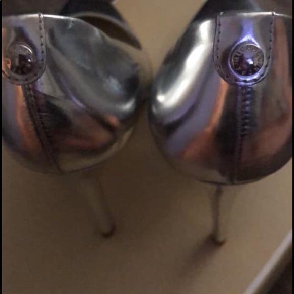 Michael kores silver pumps size 8 never worn - Picture 6 of 8